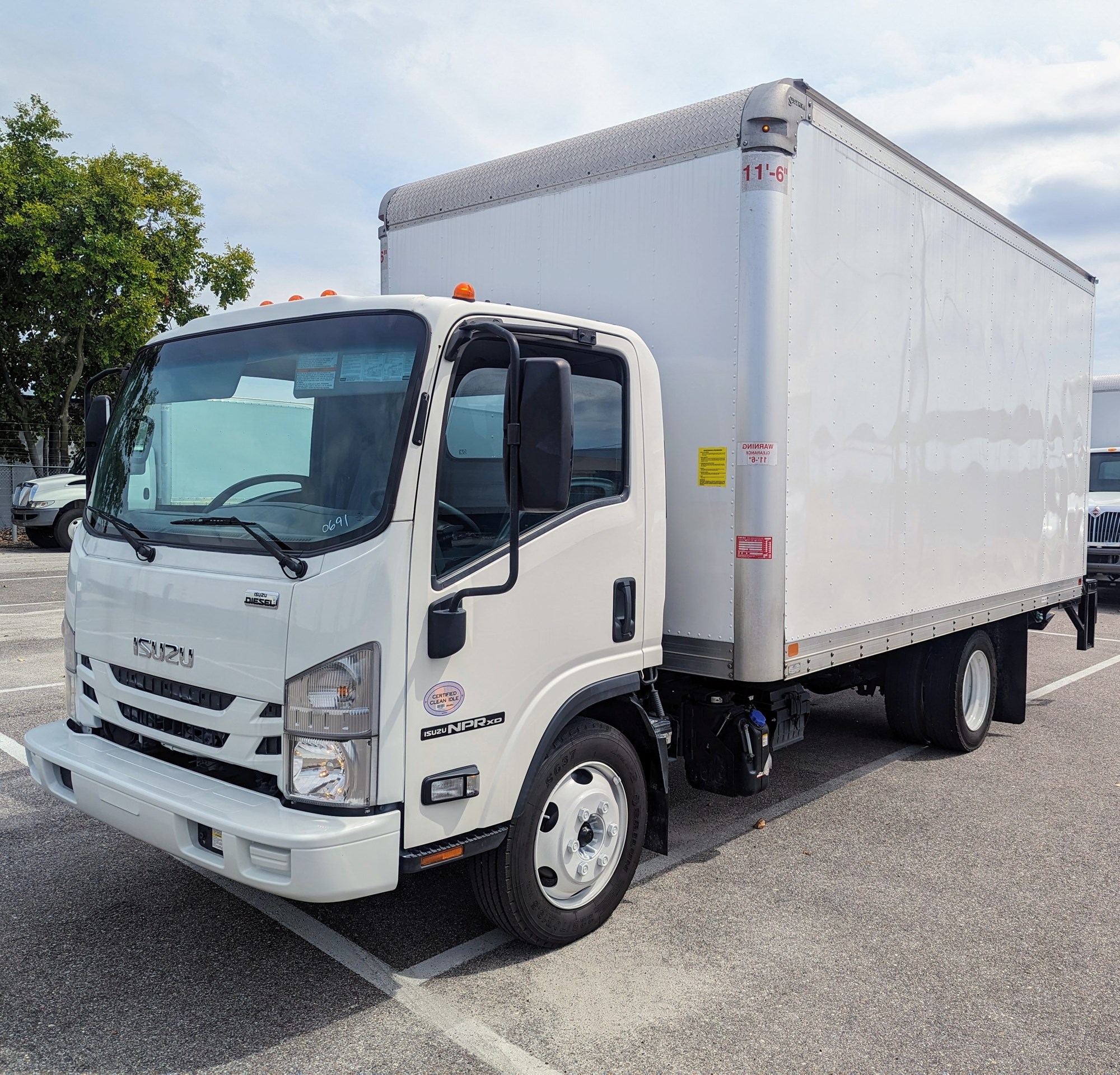 2022 ISUZU NPR XD - image 2 of 4