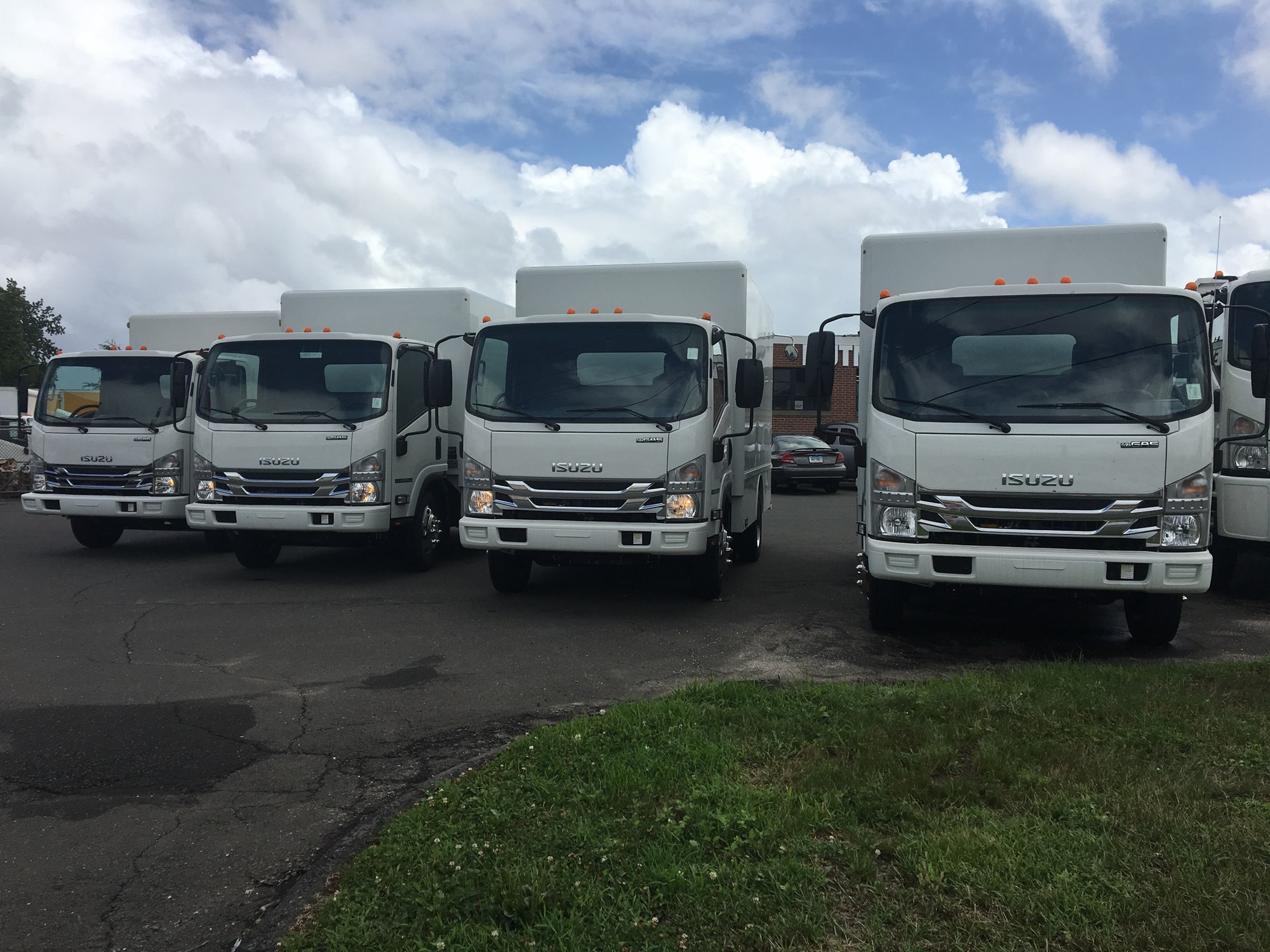 2024 ISUZU NPRGASHD - image 3 of 6