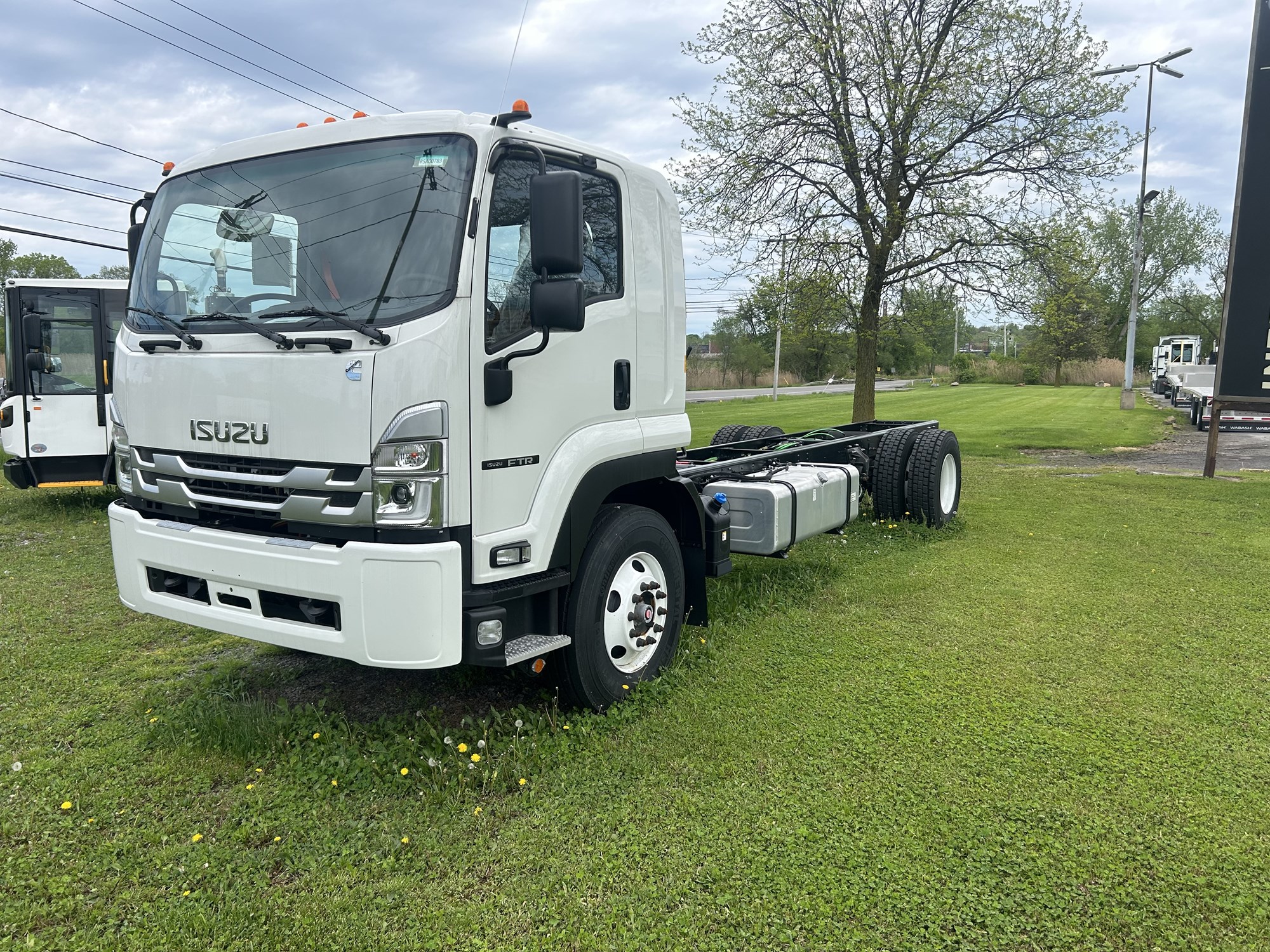 2024 ISUZU FTR - image 1 of 4