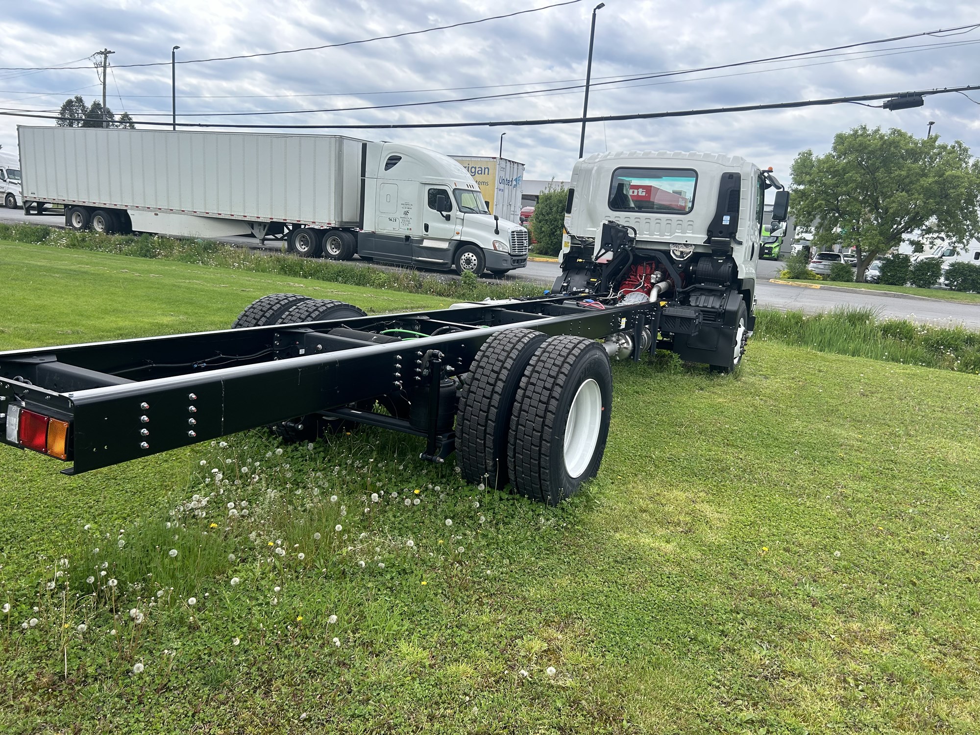 2024 ISUZU FTR - image 3 of 4