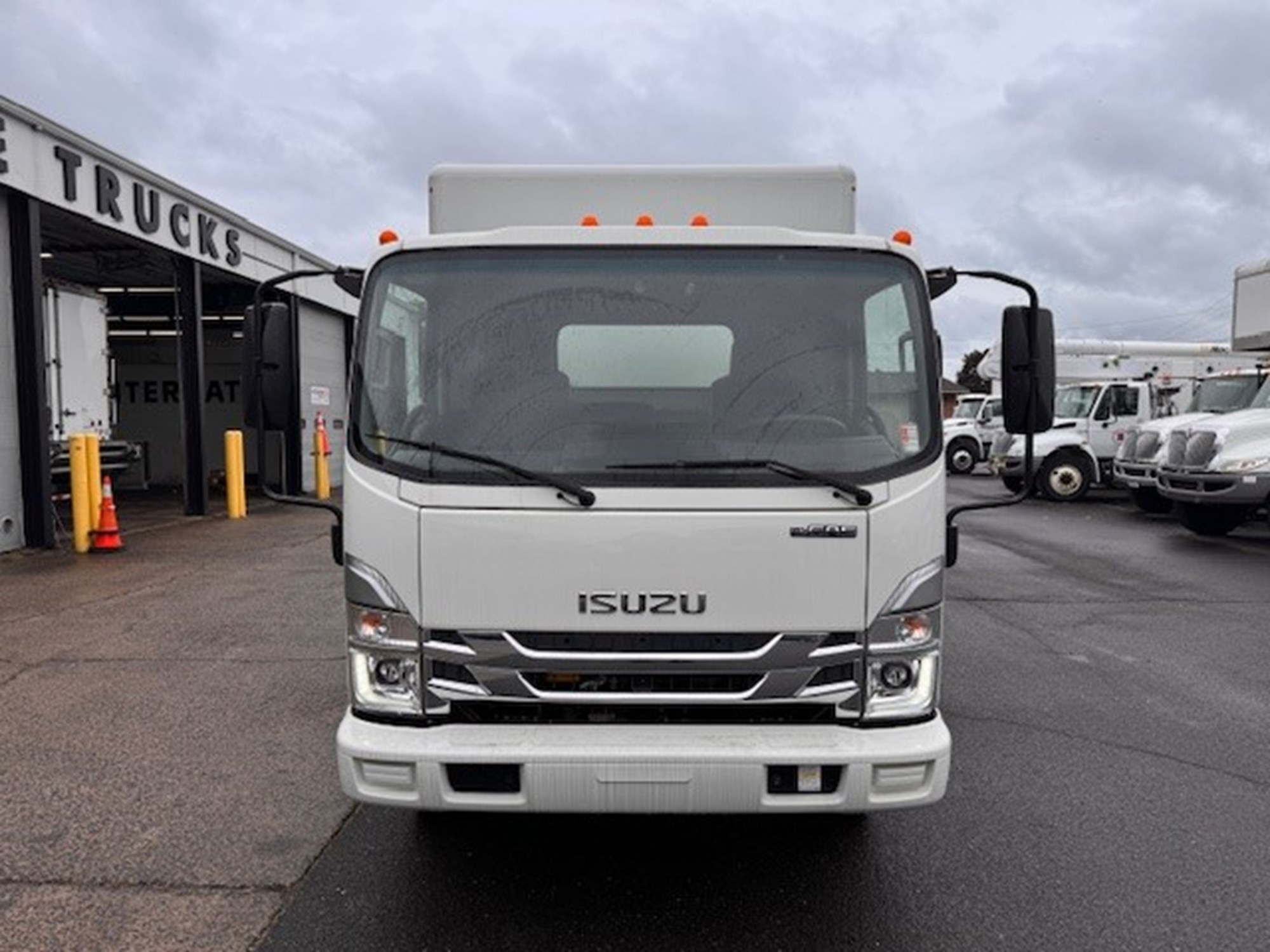 2023 ISUZU NPRGASHD - image 2 of 6