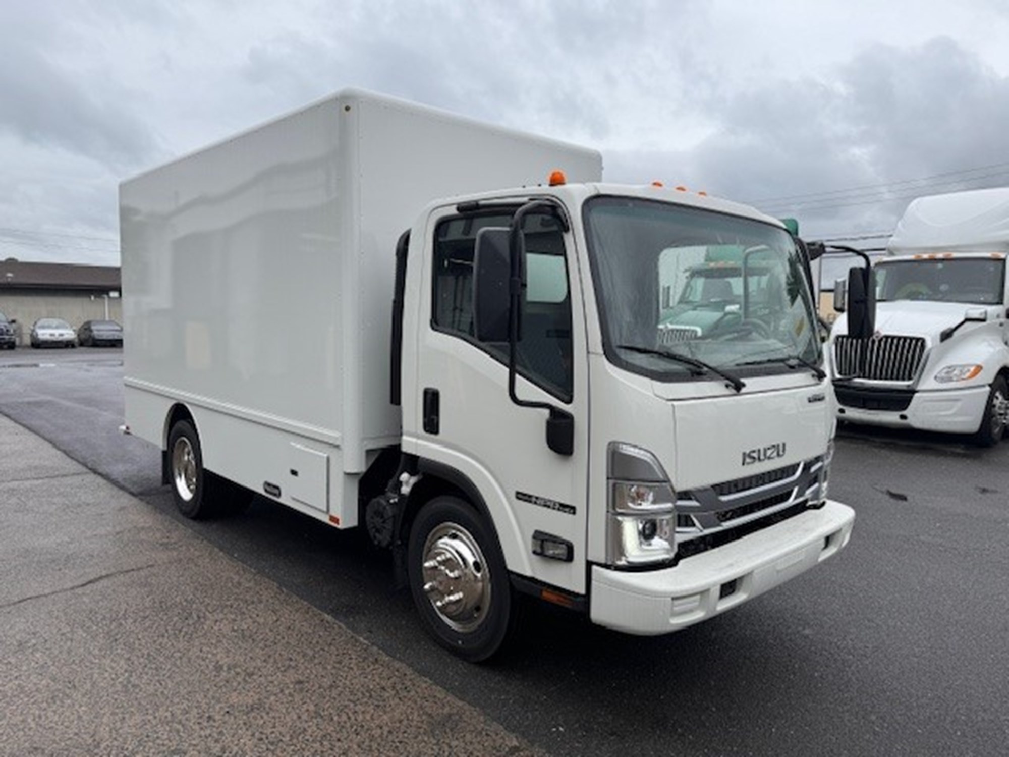 2024 ISUZU NPRGASHD - image 2 of 6