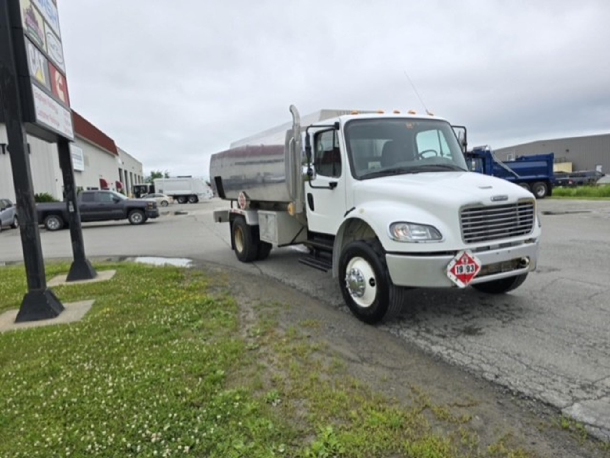 2007 FREIGHTLINER M2 106 - image 2 of 6