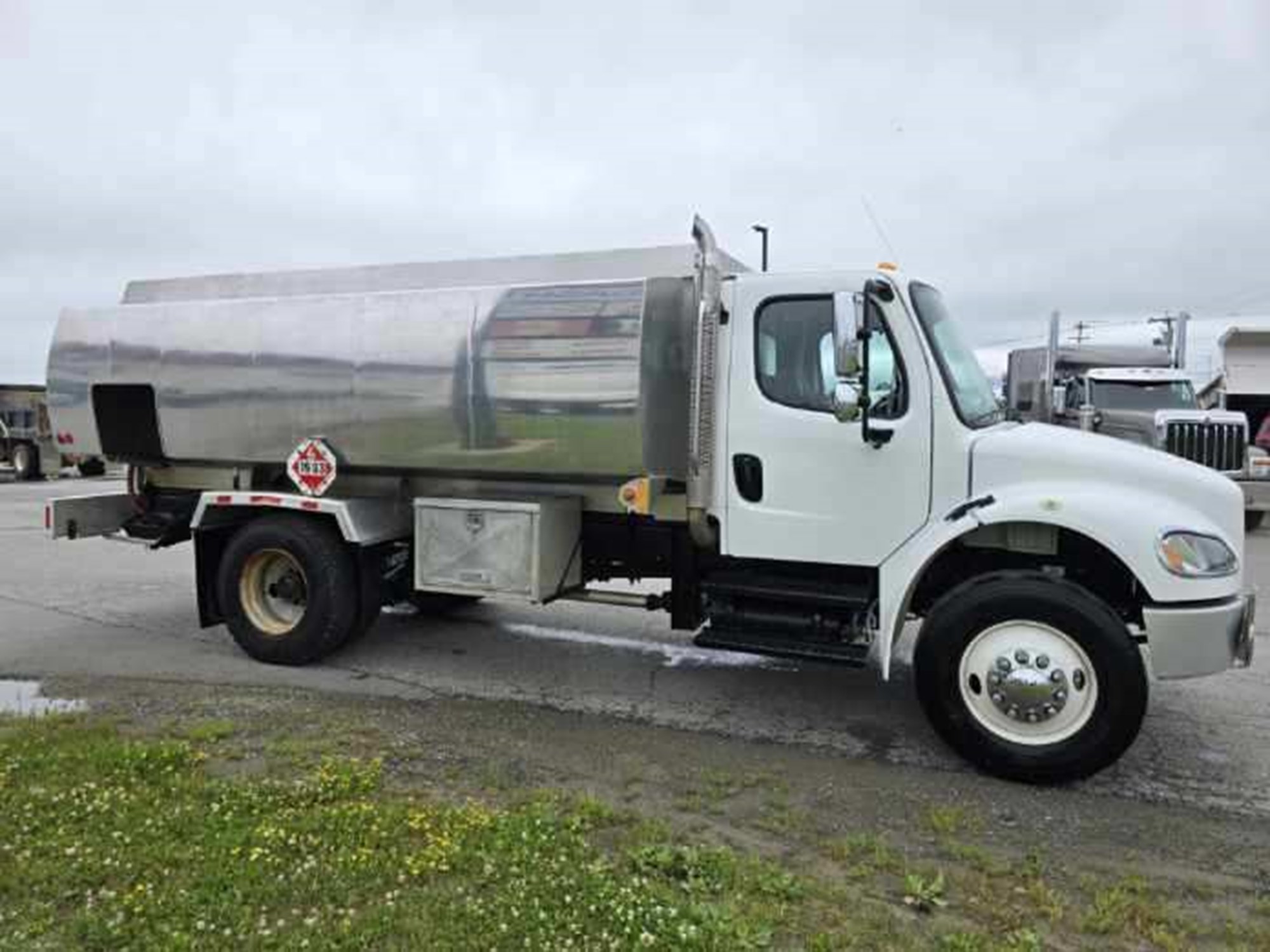 2007 FREIGHTLINER M2 106 - image 1 of 6