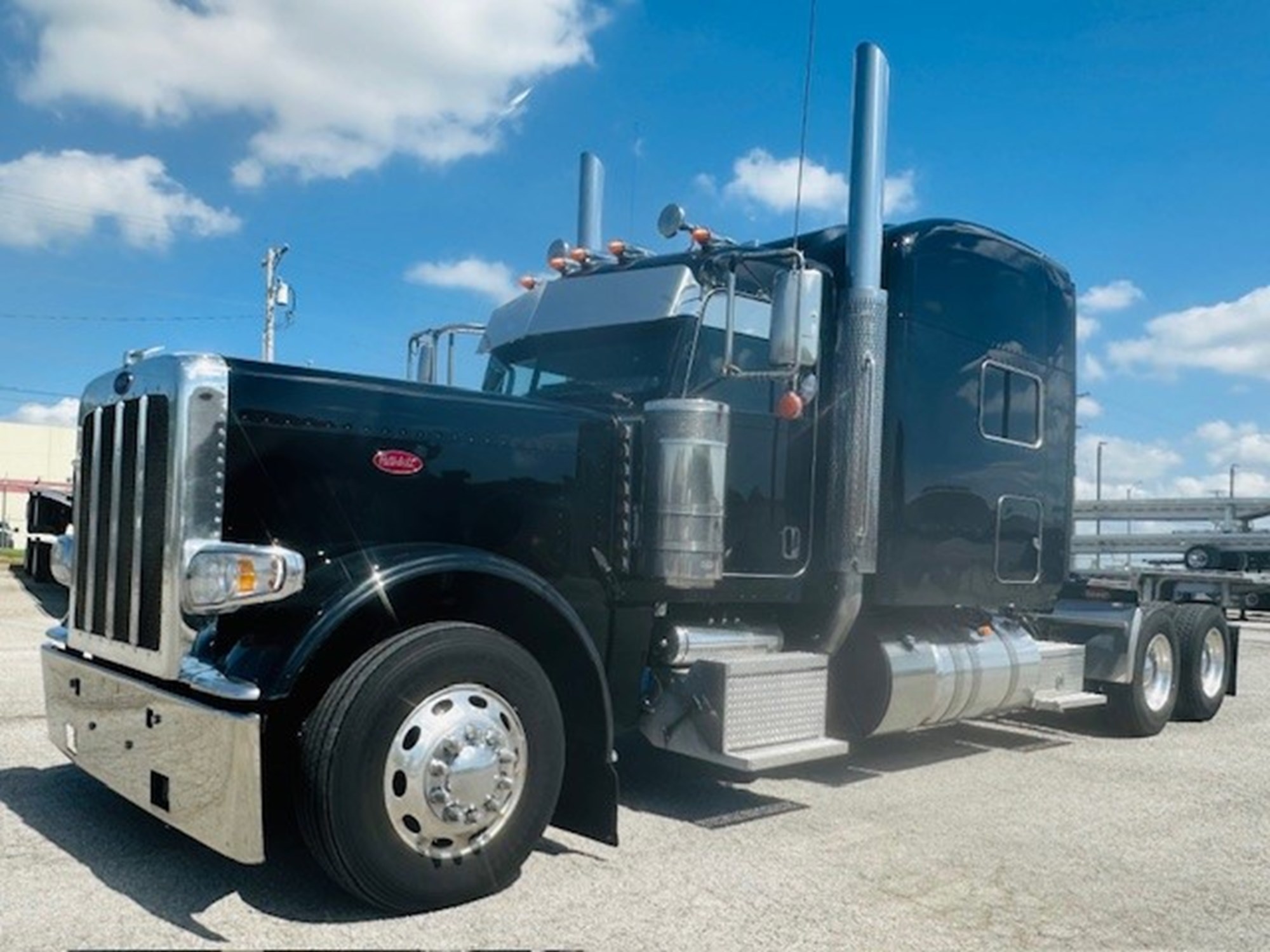 2022 PETERBILT 389 - image 3 of 6