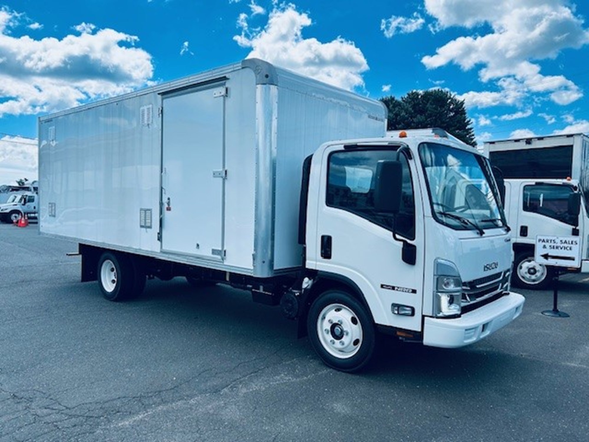 2025 ISUZU NRRGAS - image 1 of 6