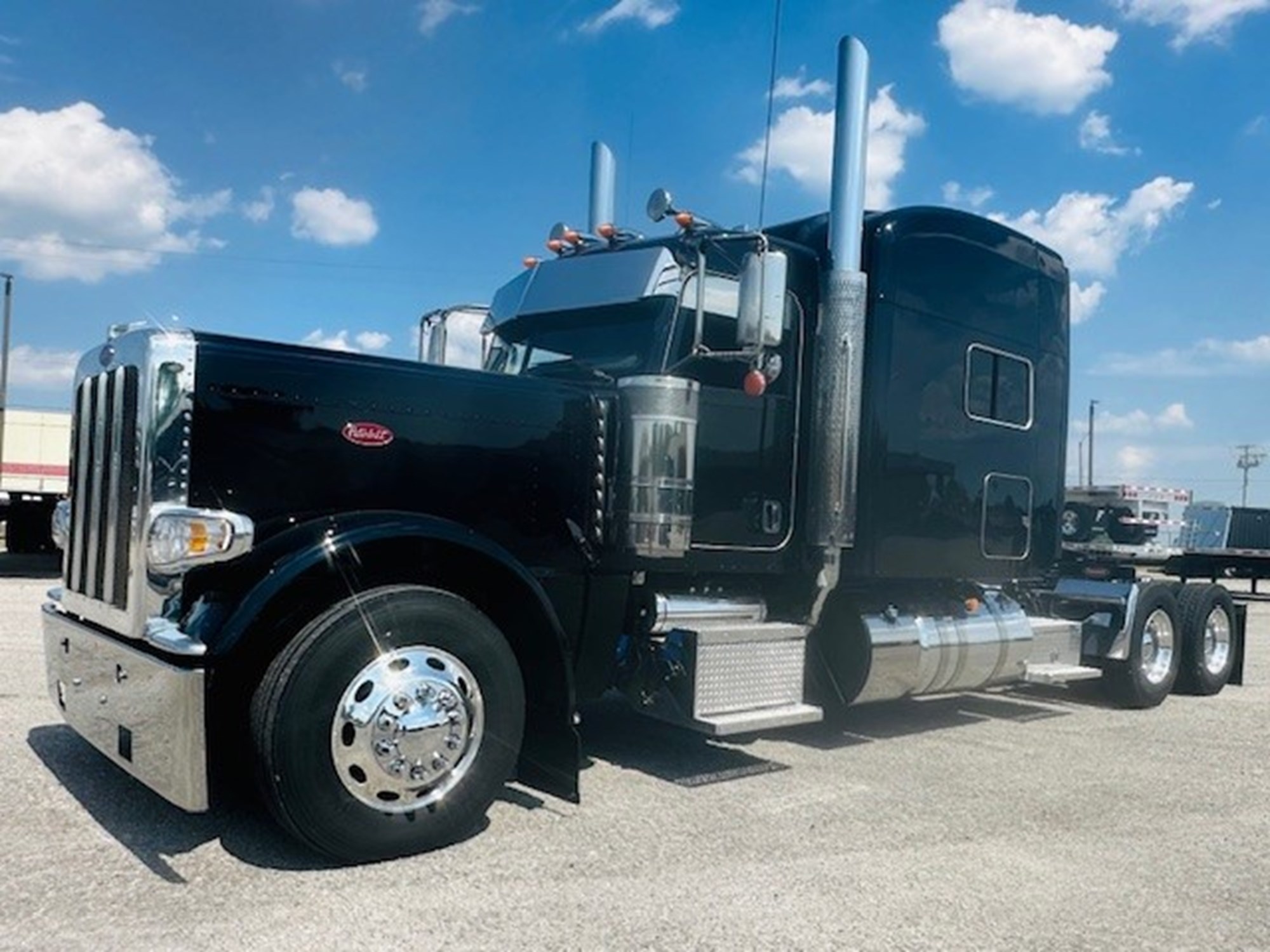 2022 PETERBILT 389 - image 2 of 6