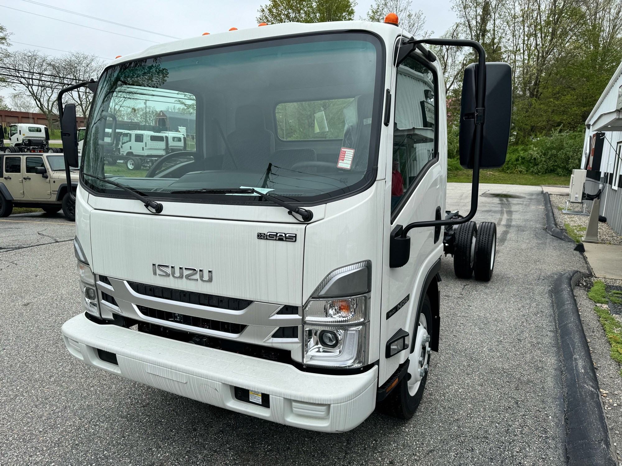 2024 ISUZU NRRGAS - image 2 of 6