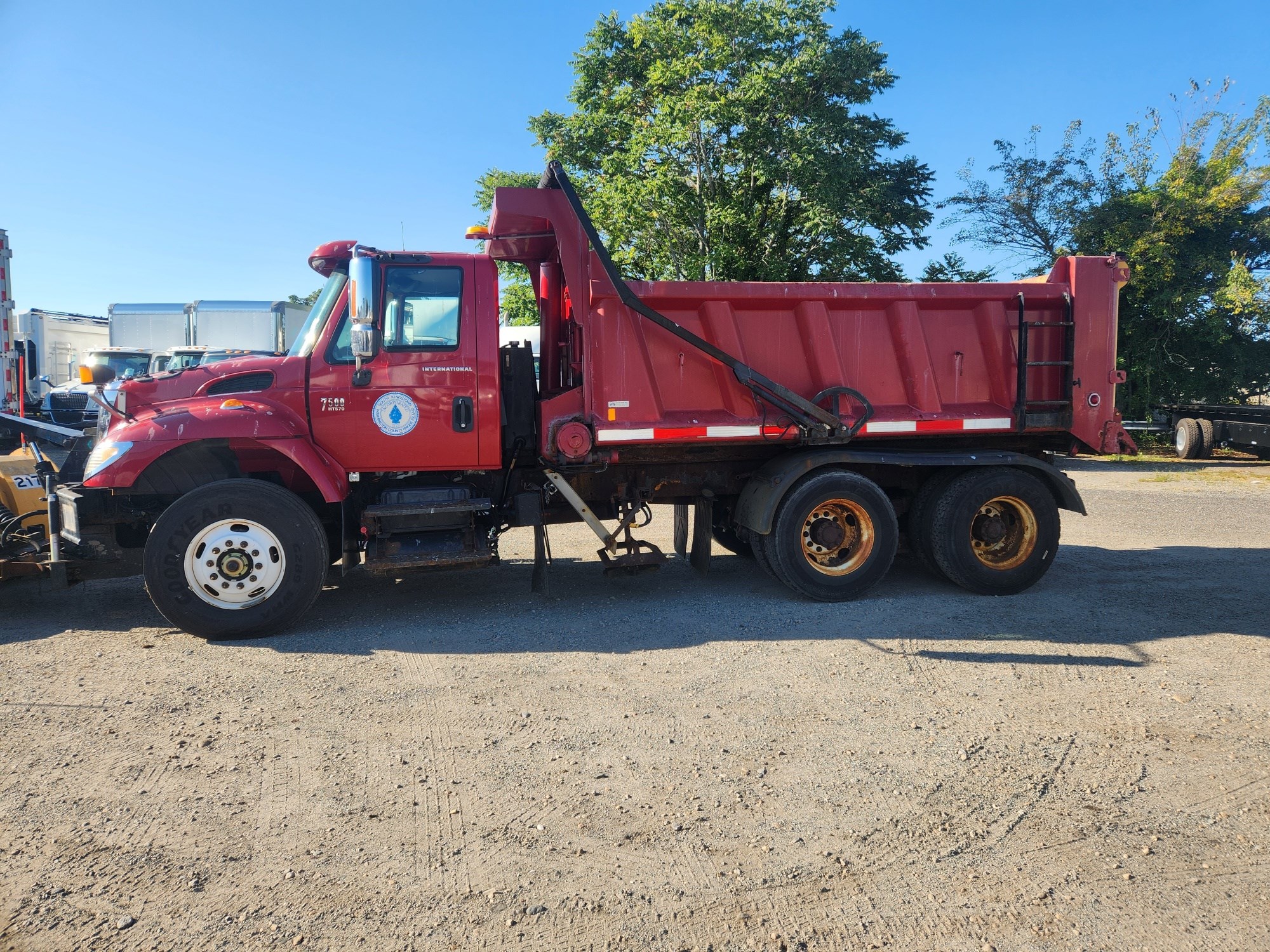 2007 International 7500 - image 2 of 6