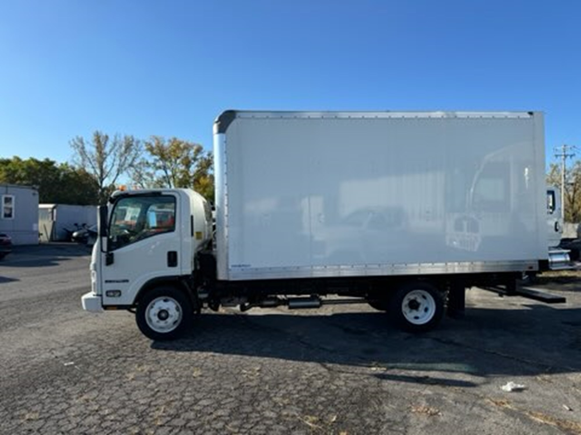 2023 ISUZU NPRGASHD - image 3 of 6