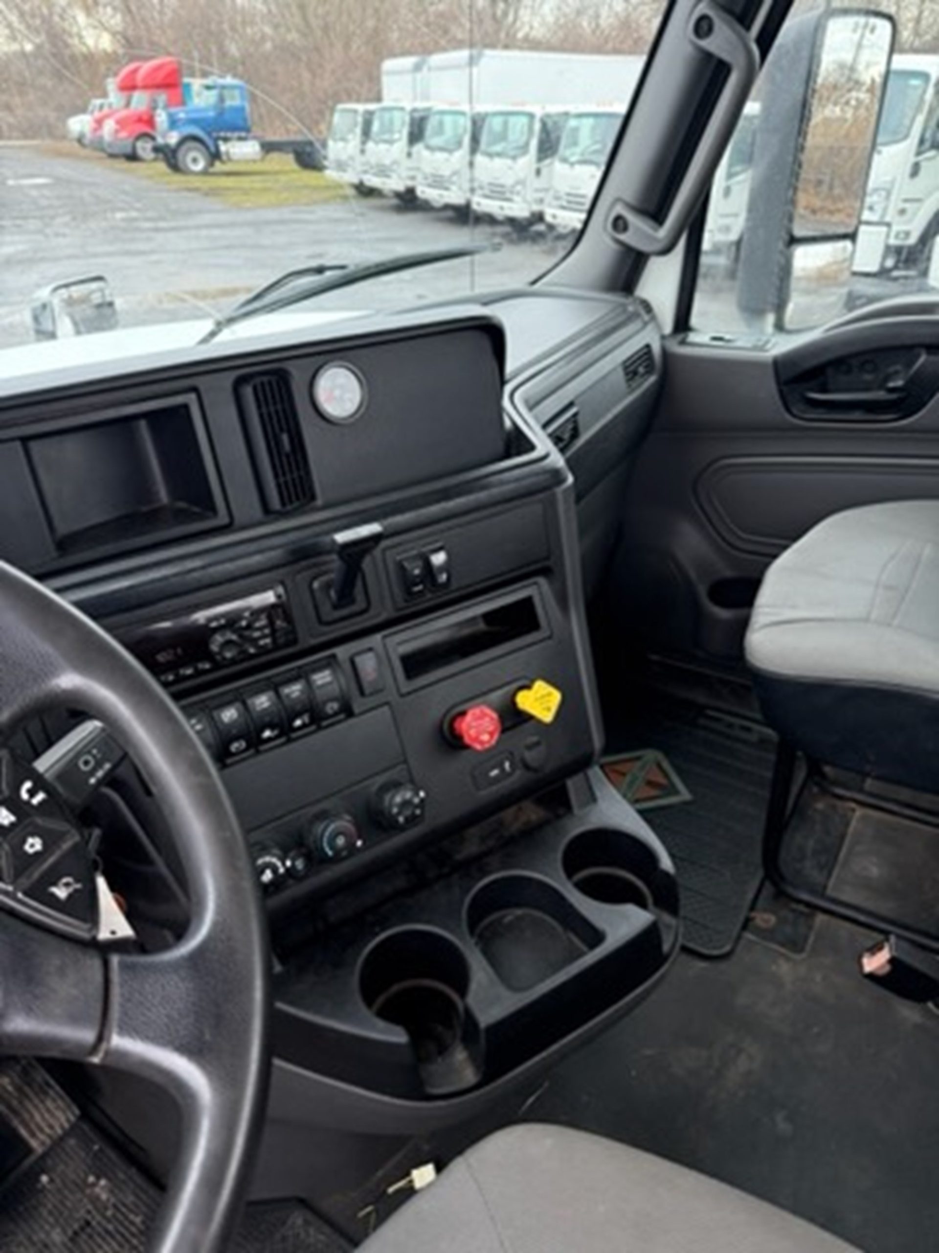 2019 INTERNATIONAL LT - image 6 of 6