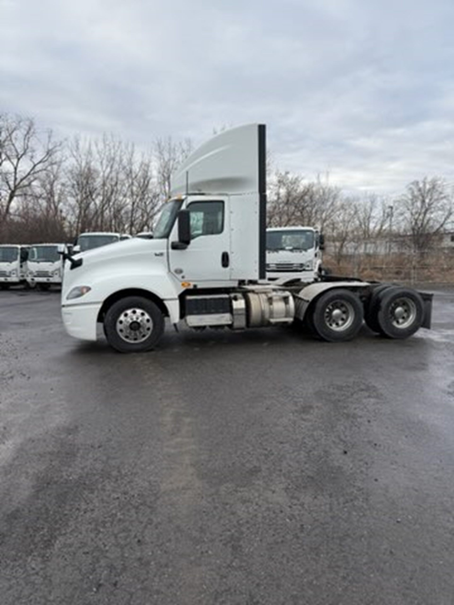 2019 INTERNATIONAL LT - image 2 of 6