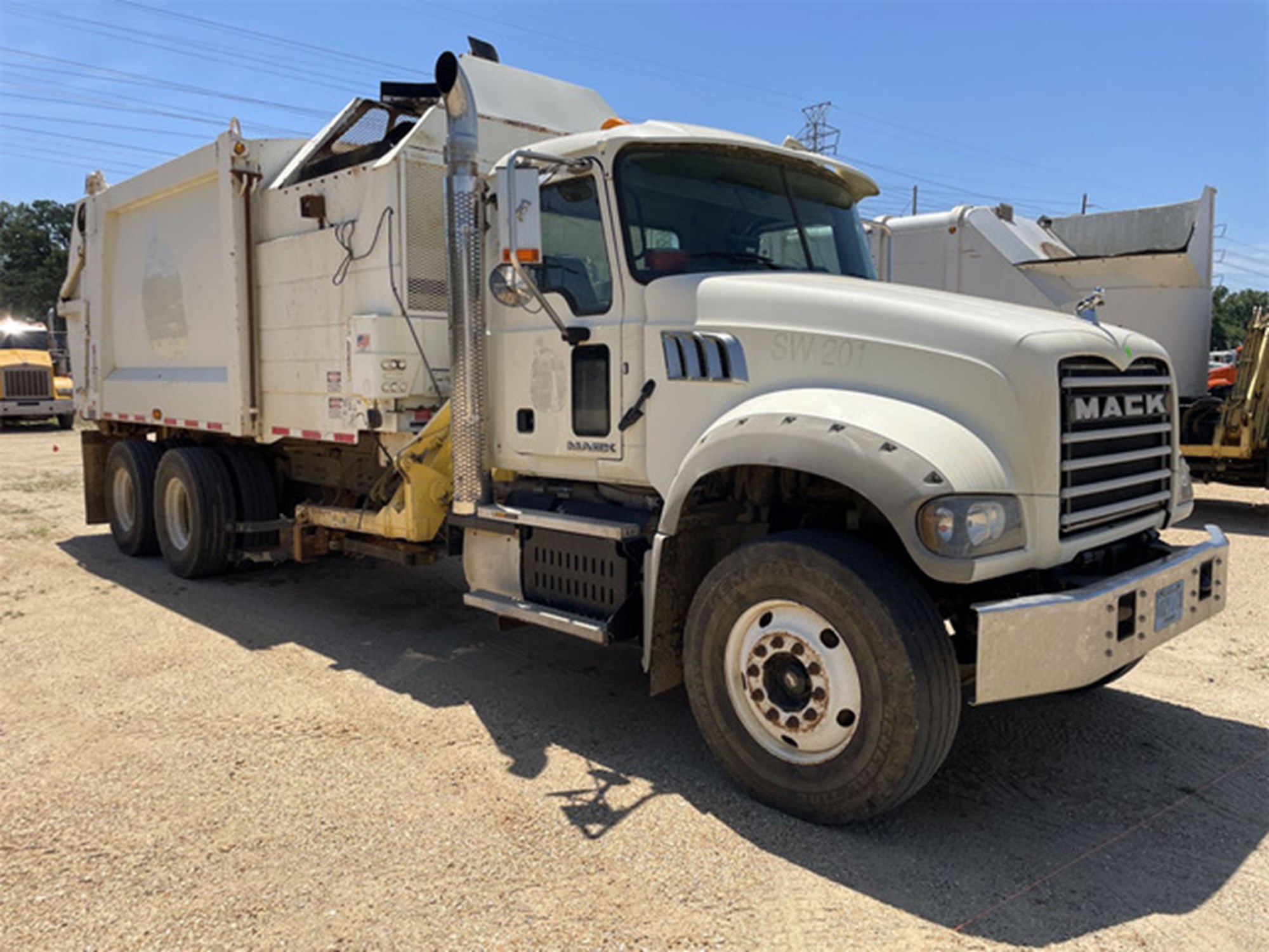 2016 MACK GRANITE - image 3 of 6