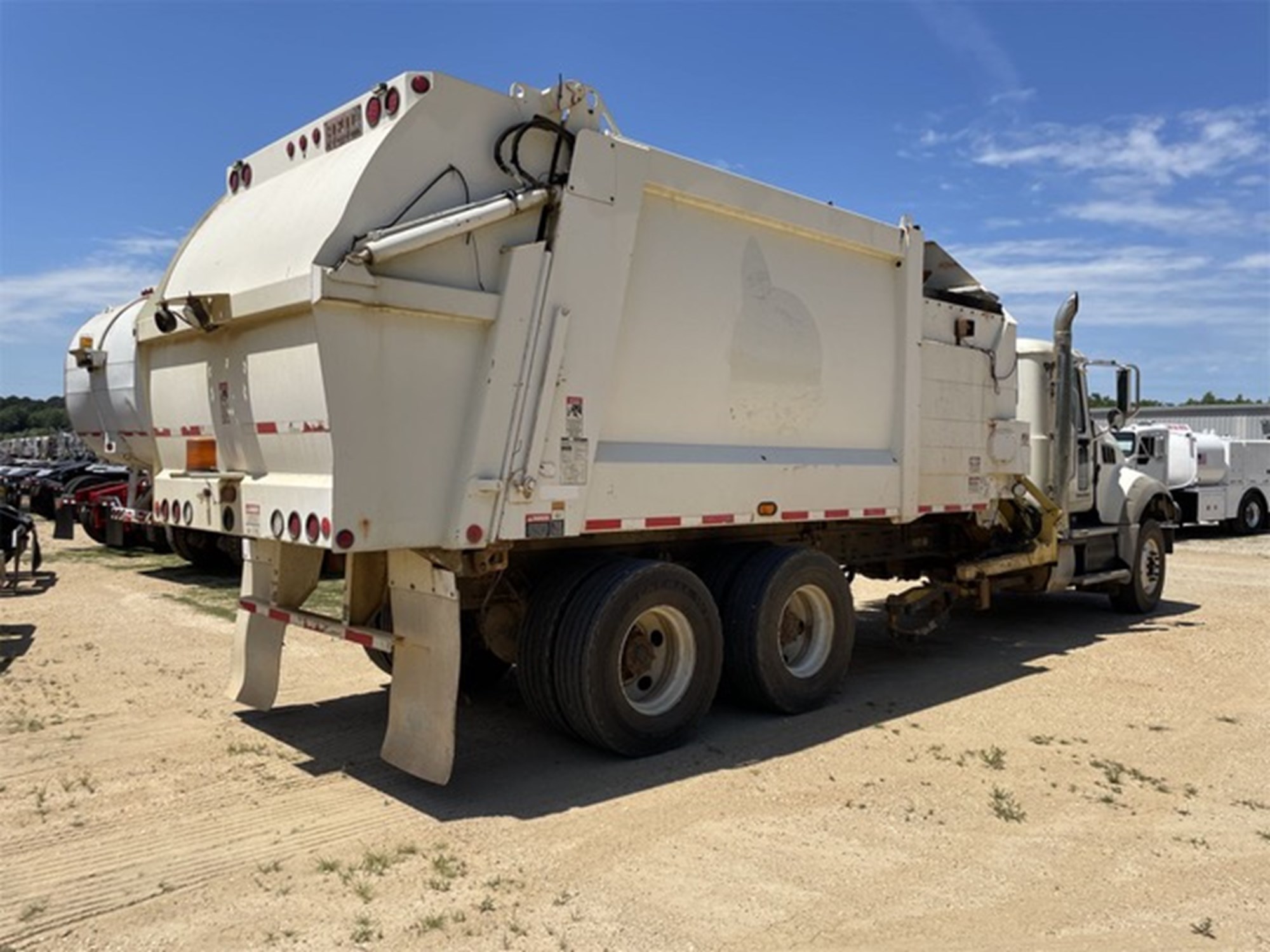 2016 MACK GRANITE - image 4 of 6