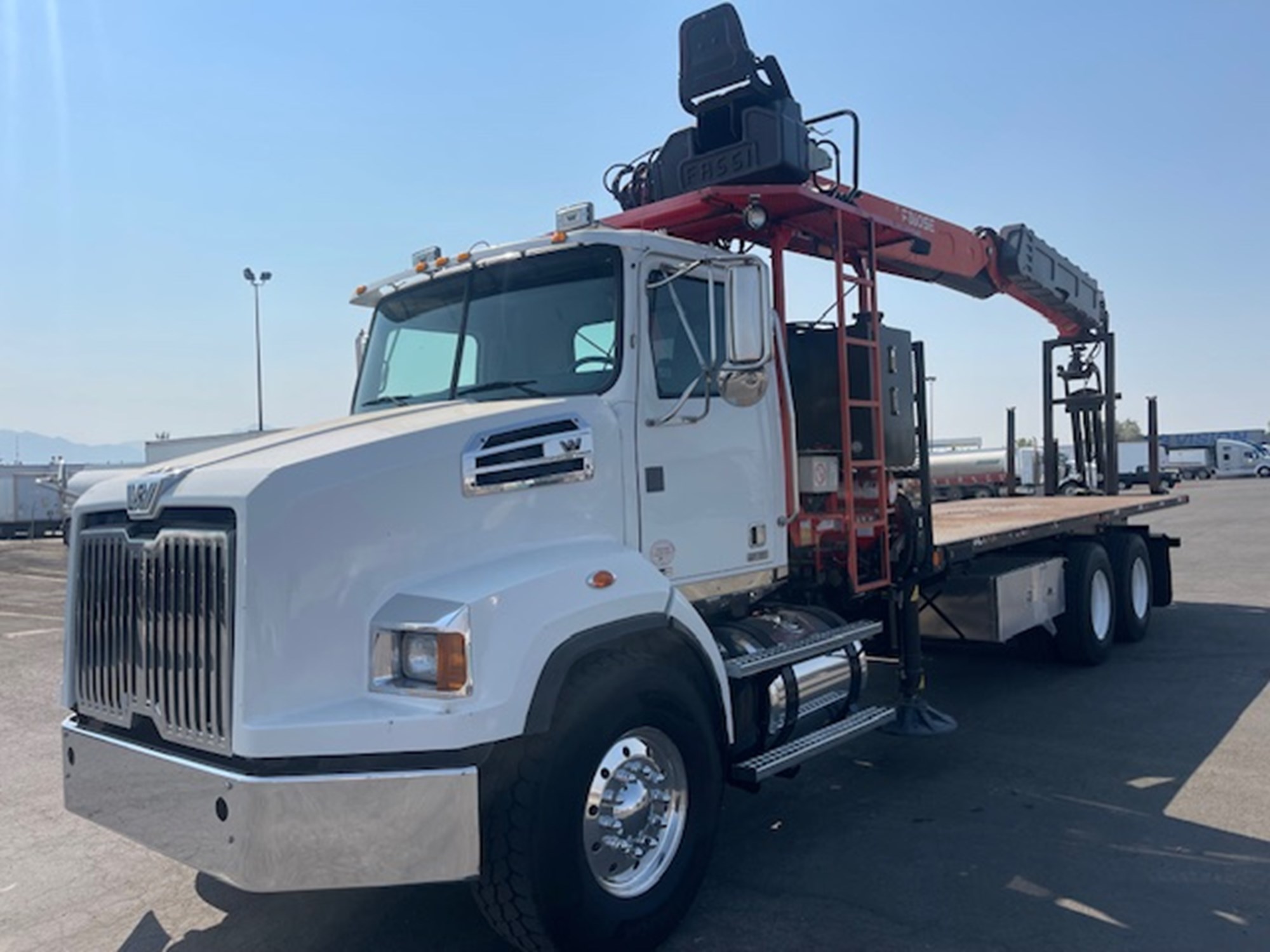 2015 WESTERN STAR 4700SB - image 1 of 6