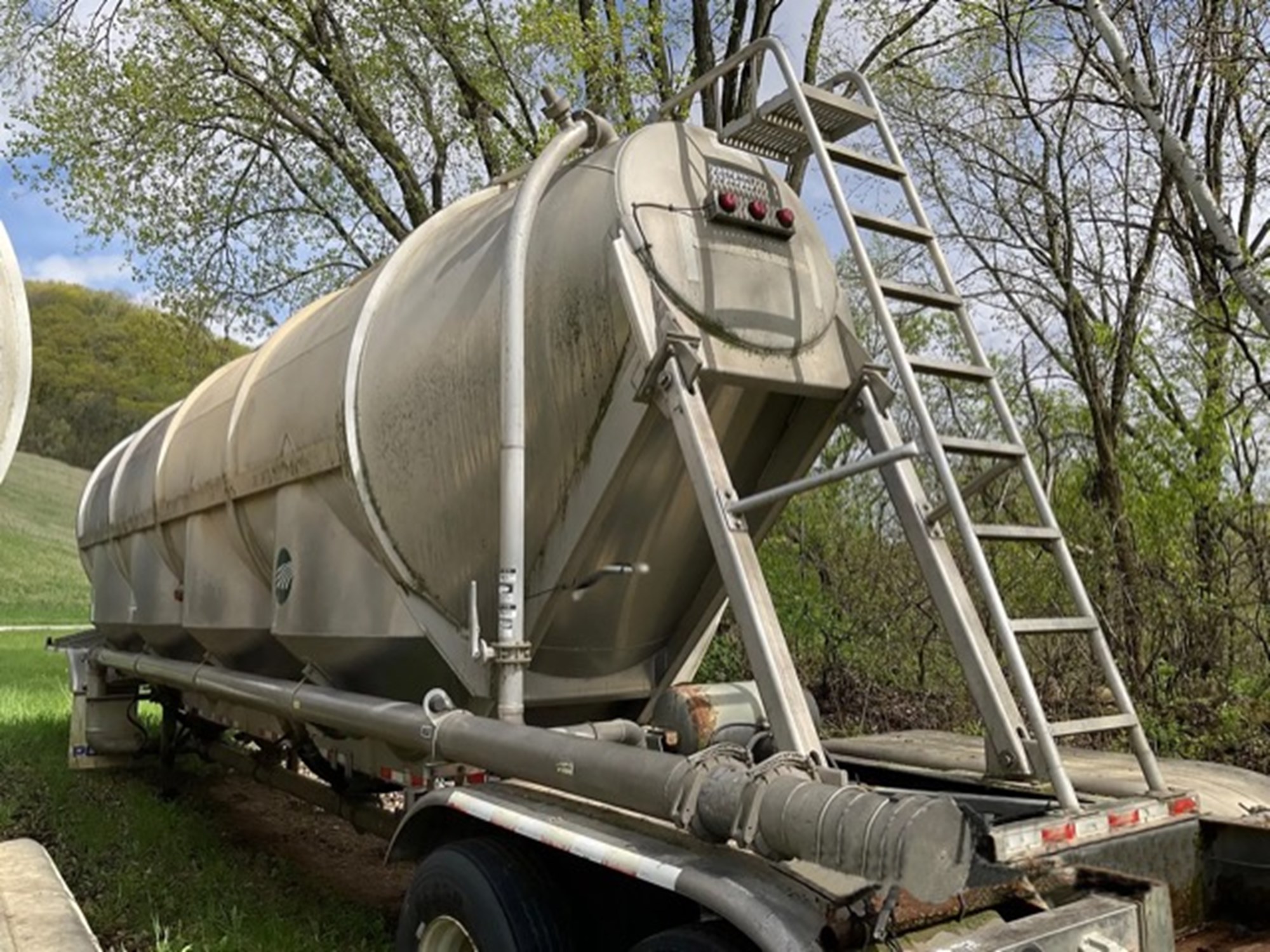 2004 POLAR 42' DRY TANKER - image 3 of 6