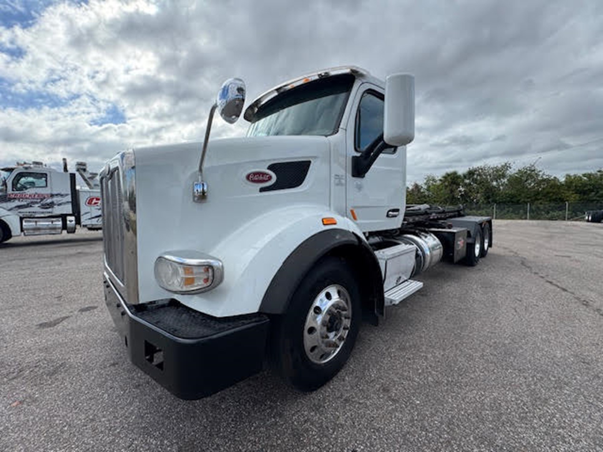 2018 PETERBILT 567 - image 1 of 6