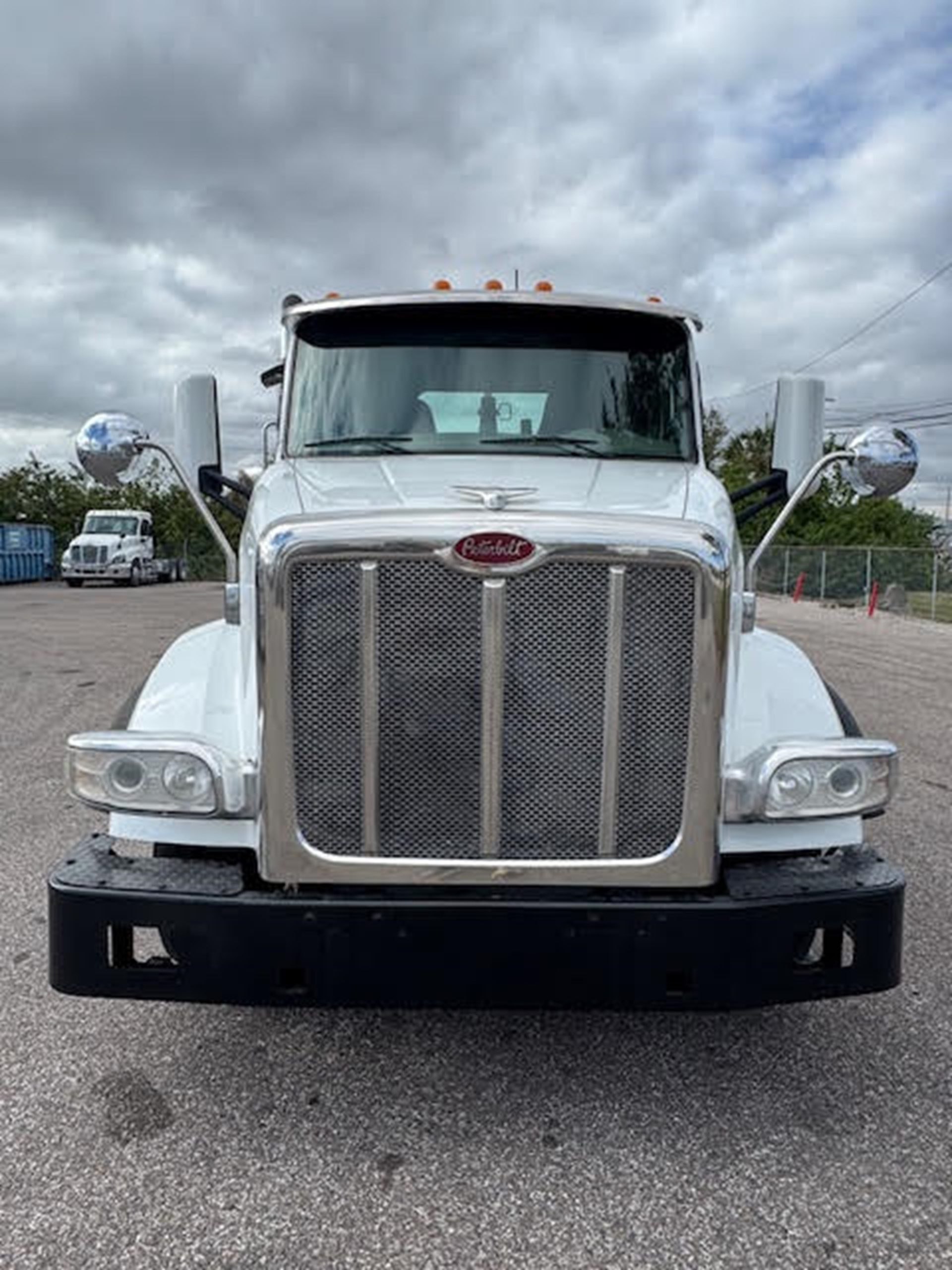 2018 PETERBILT 567 - image 2 of 6