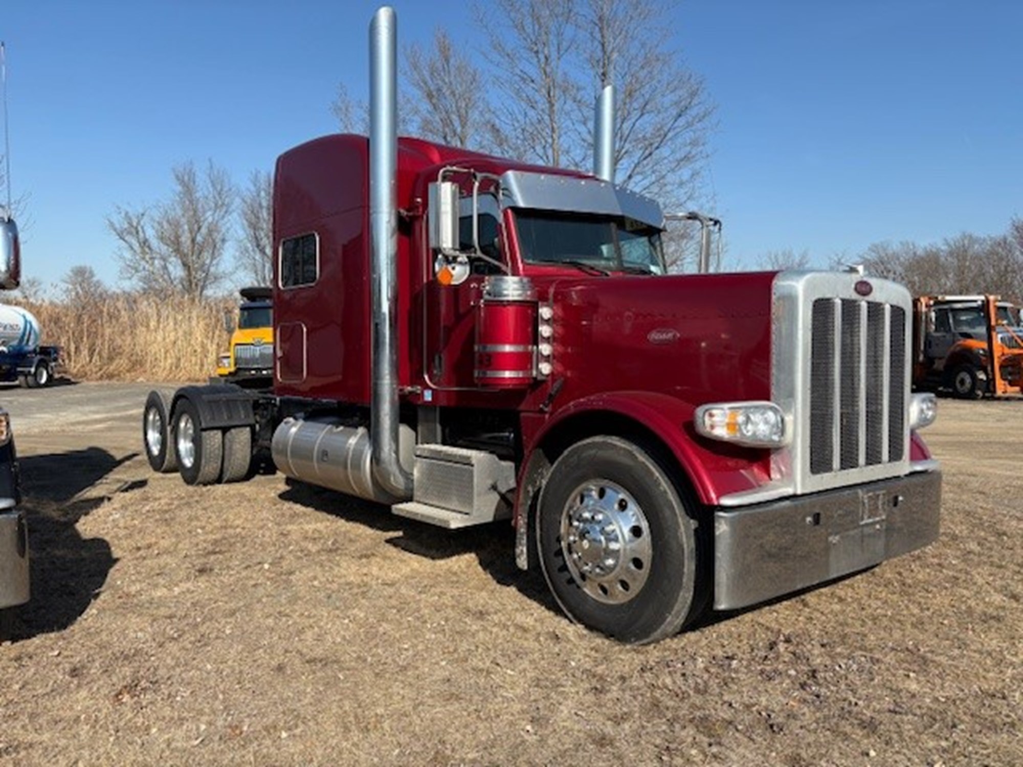 2021 PETERBILT 389 - image 2 of 6